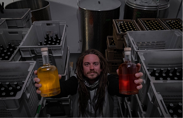 Propriétaire montrant 2 bouteilles