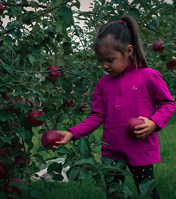 Enfant récoltant une pomme